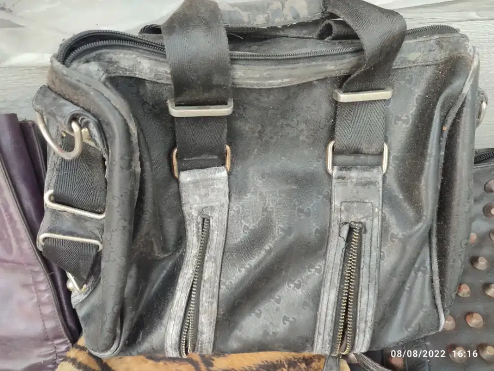 Aneka tas branded ori dan lokal apa adanya