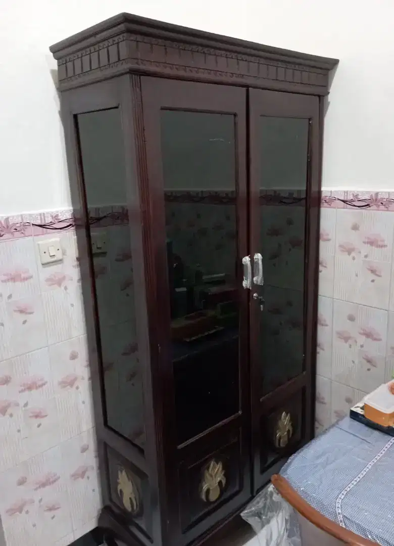 Lemari Pajangan Pintu Dua Kayu Jati Minimalis Terlaris