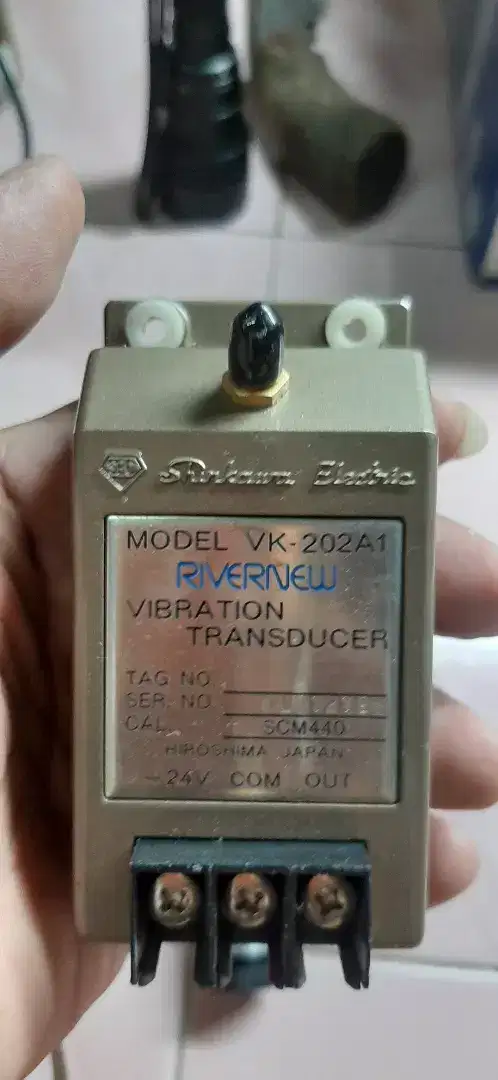 Vibration transducer