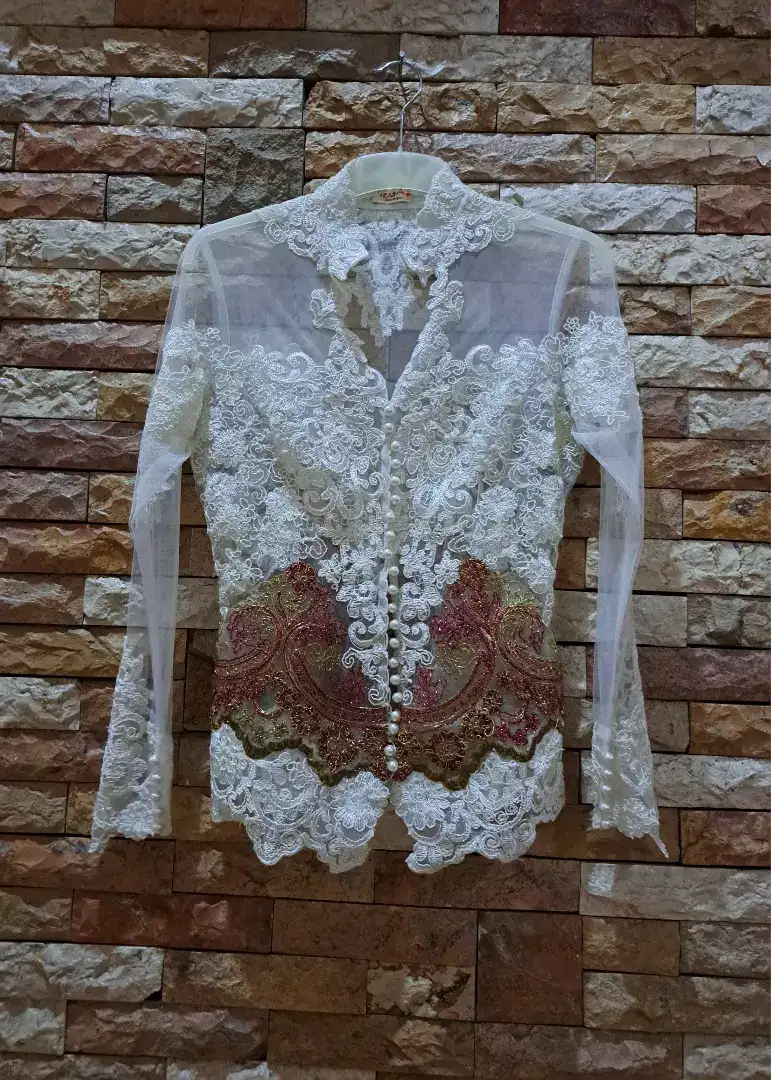 Kebaya modern karya Mega