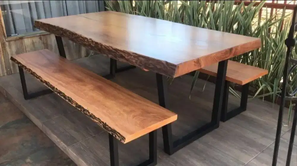 Meja dan kursi makan dari besi dan kayu jogja