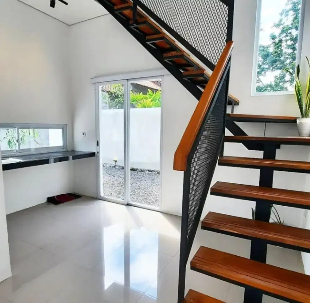 Tangga rebah pijakan kayu