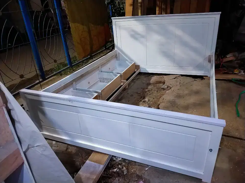 Ranjang dipan laci sorong