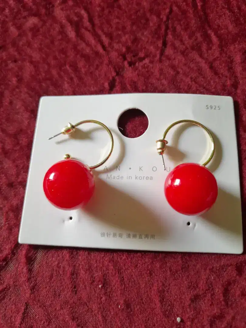 Anting bola merah, nego