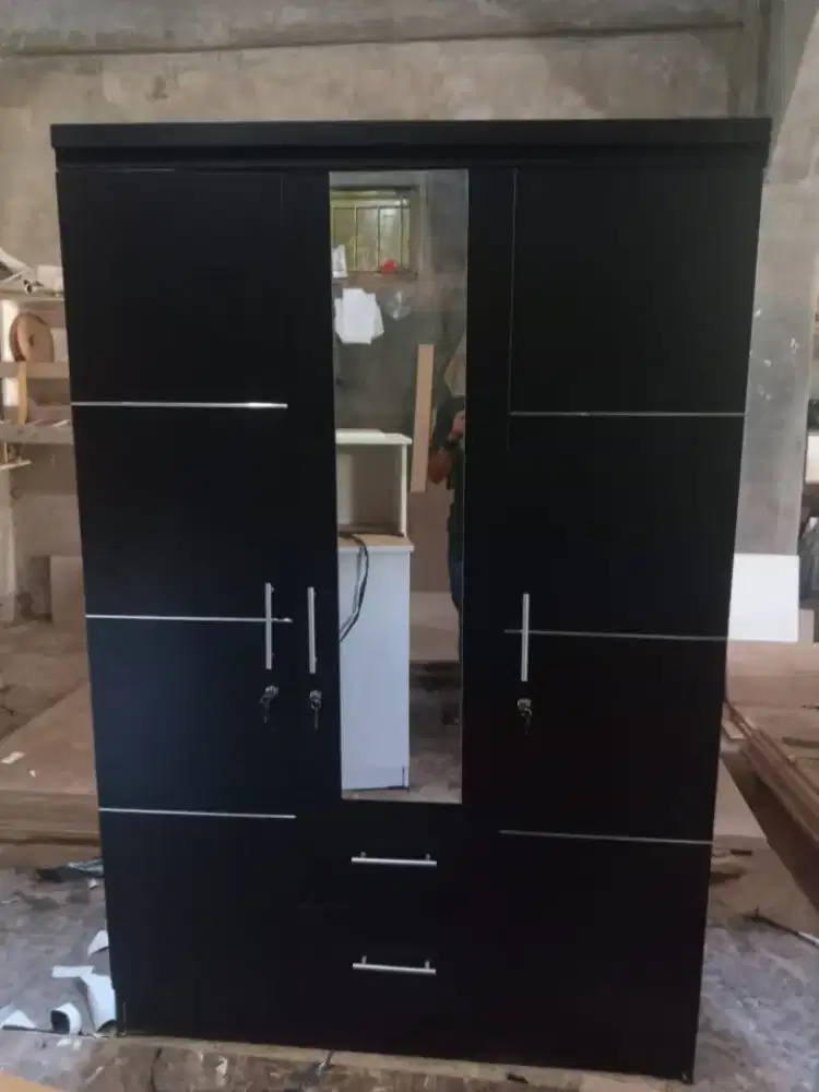 Lemari pintu 3 warna hitam