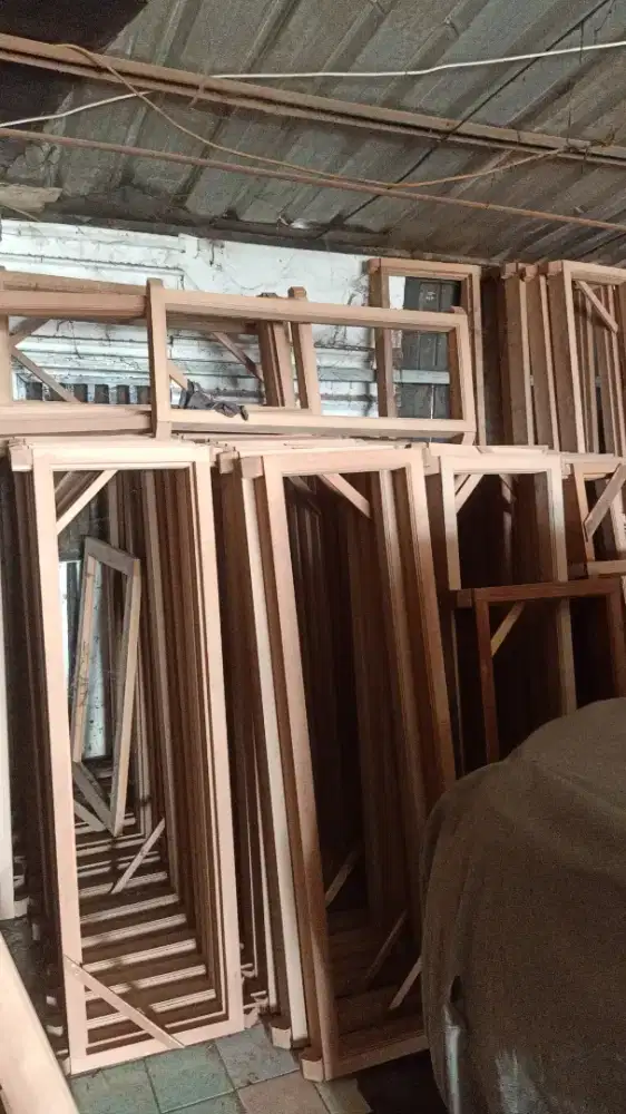 Pintu kusen  jendela free ongkir stok banyak  jasa pasang kunci engsel
