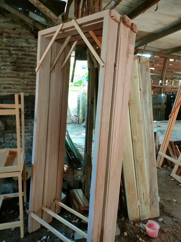 Kusen kayu mahoni jenis serat padat