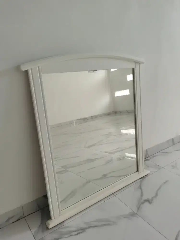 Kaca Rias frame kayu cat dove putih