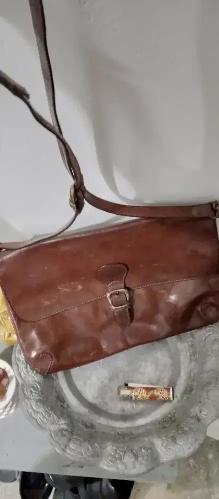 Tas selempang kulit lawas