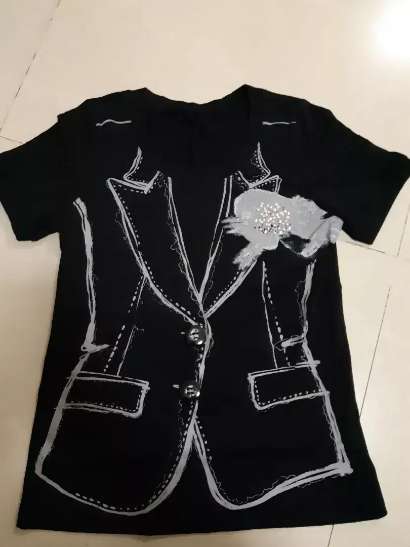 Kaos hitam wanita lengan pendek