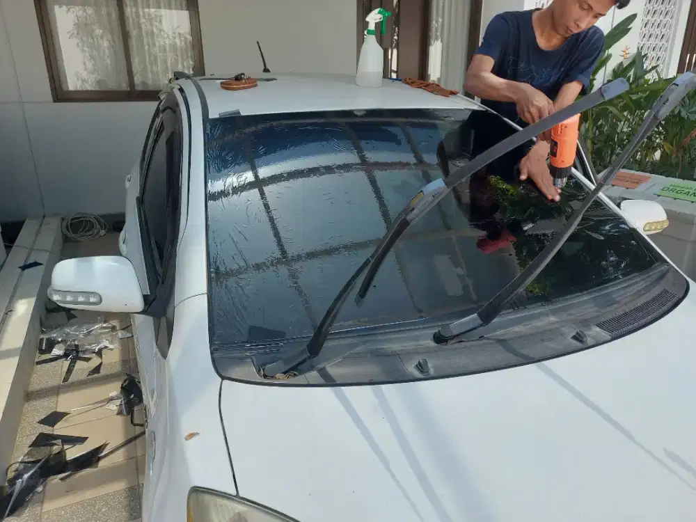 panggilan teknisi kaca film mobil dan gedung jendela rumah