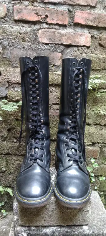 18 hole shop dr martens