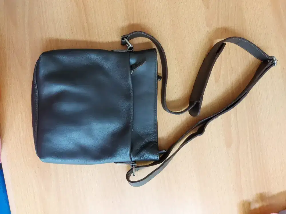 Tas slempang pria bahan kulit sapi asli