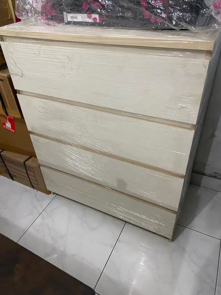 Lemari 4 laci putih