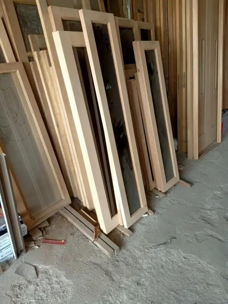 Pintu kusen dan jendela oven stok banyak bisa pasang kunci engsel