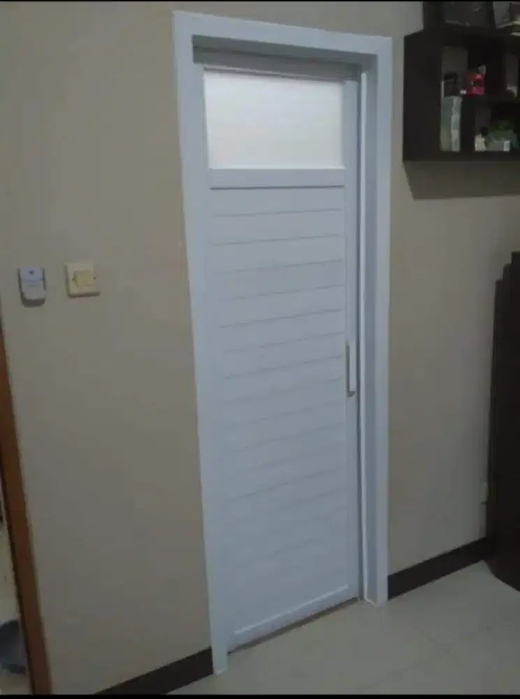 Pembuatan pintu alumunium