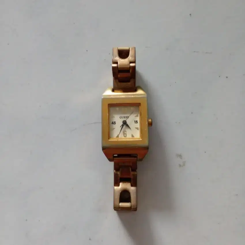 JUAL JAM TANGAN GUESS WANITA , TINGGAL GANTI BATRE & MINUS PEMAKAIAN