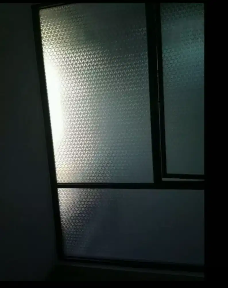 DEKORASIkaca yg samarkancahaya yg masuk dgstiker sanblas dan kaca film