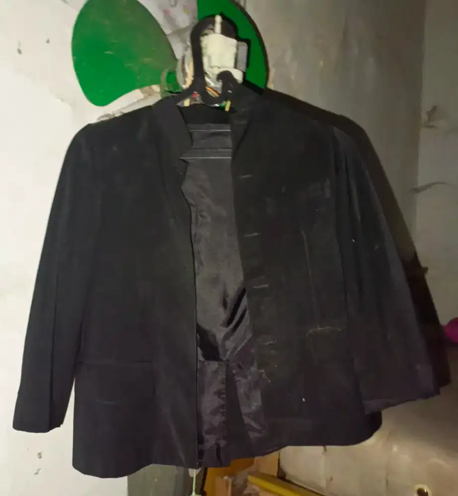 Jas hitam untuk anak-anak