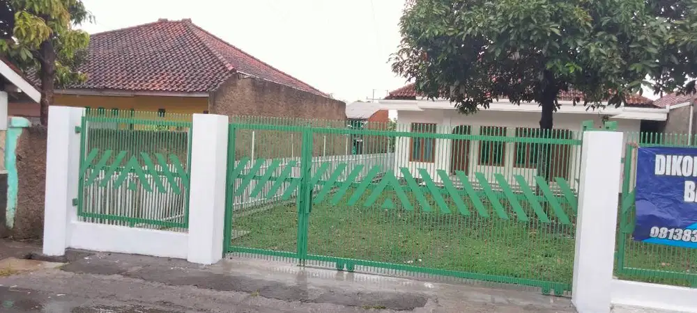 Disewakan  Rumah Empat  Kamar Parkir Luas