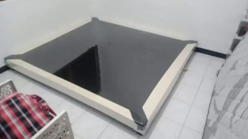 Dipan tempat tidur bahan kayu