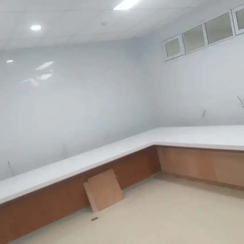 Top table, mini bar dan meja washtafel solid surface.
