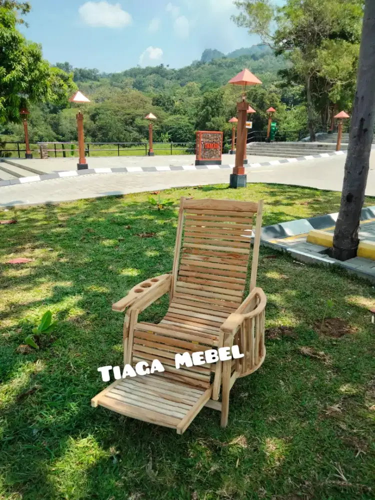 Kursi malas wadah botol jati