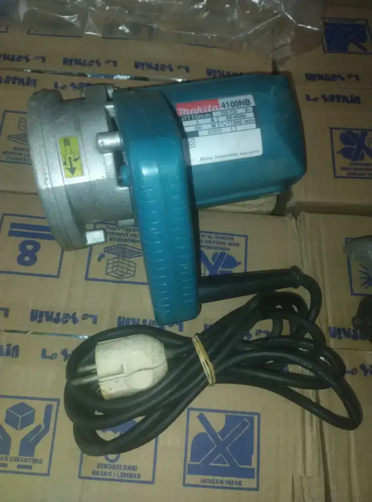 Pemotong keramik makita