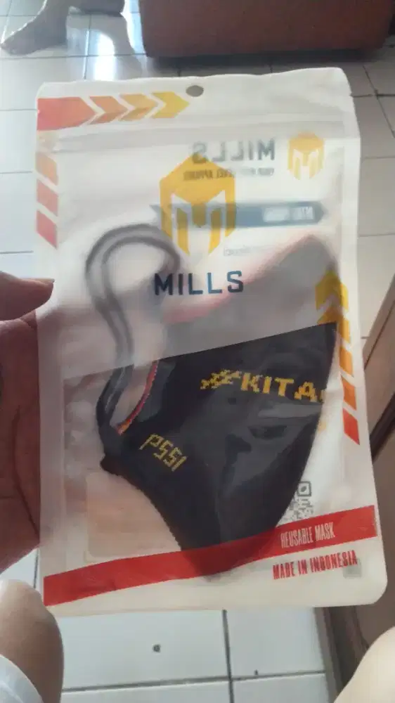 Masker timnas Indonesia hitam merk Mills ori