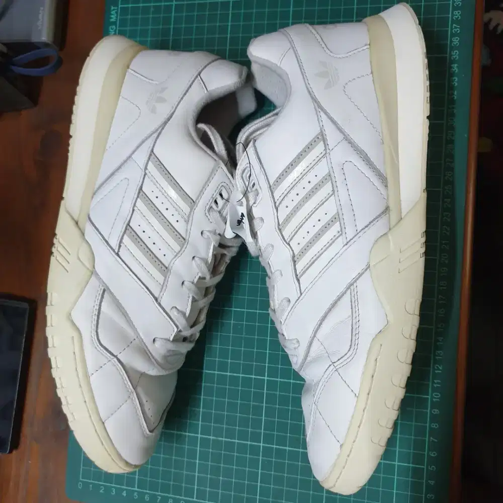 Adidas Originals A.R Trainers (UK11) - sepatu/sneakers pria