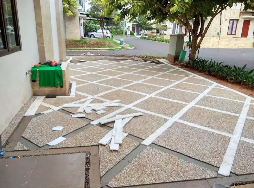 Mengerjakan batu sikat ampyangan taman kolam Surabaya Sidoarjo Gresik