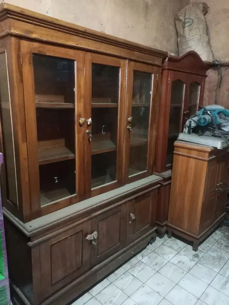 Lemari kaca jati
