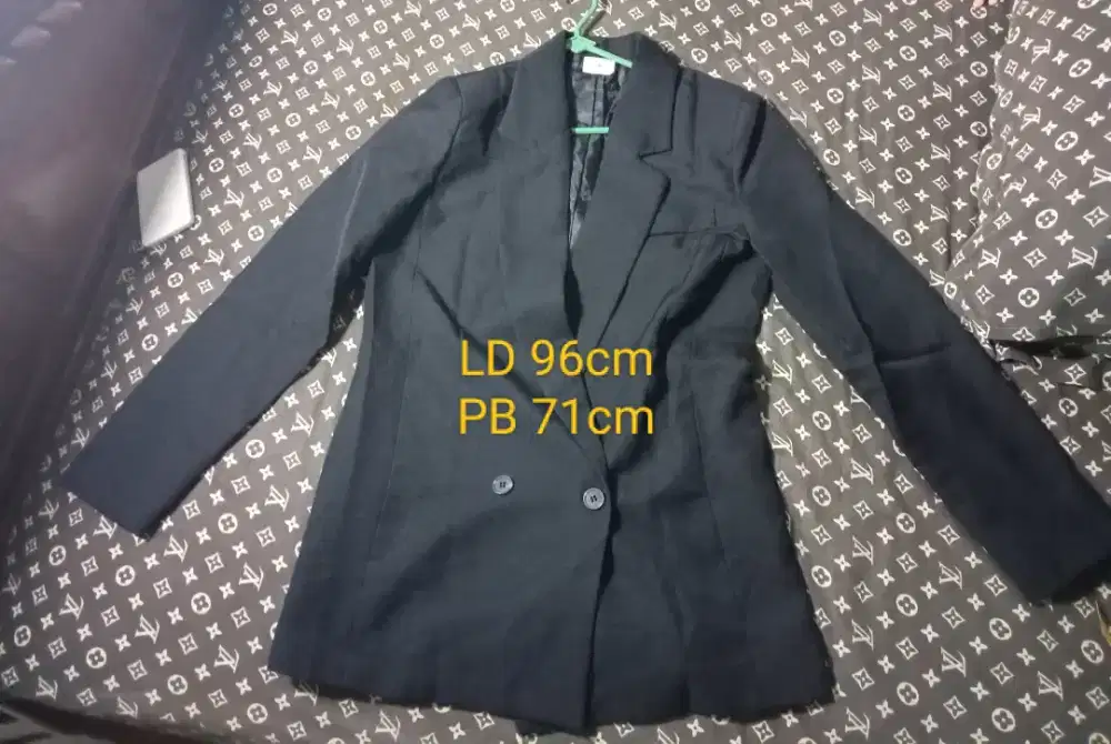 Blazer kekinian warna hitam (harga sale jangan ditawar)