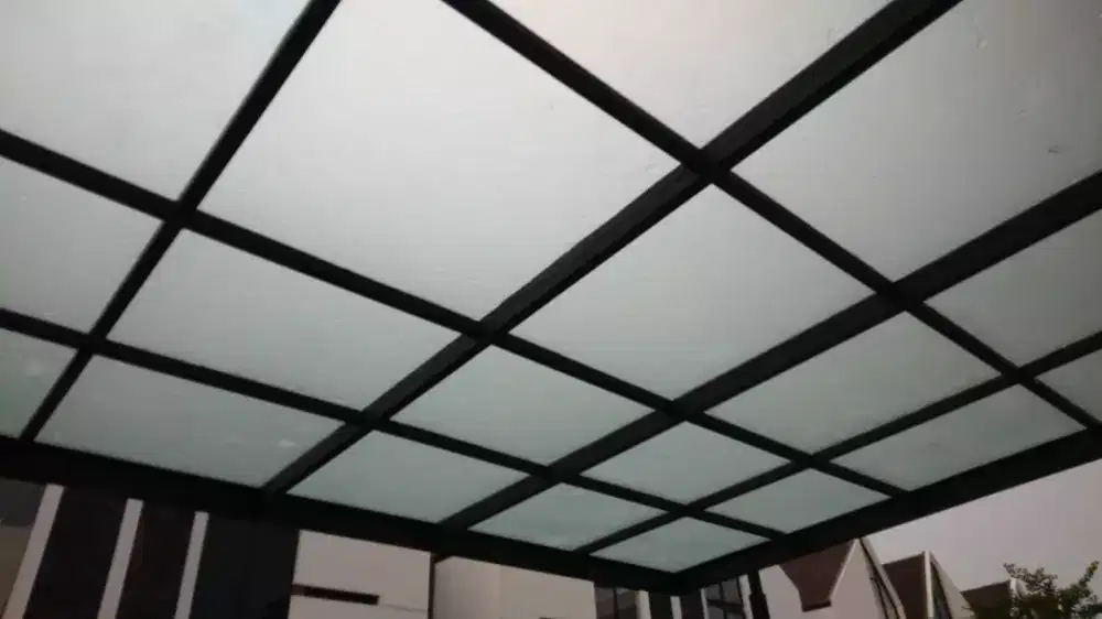 Stiker kaca kanopi parkiran