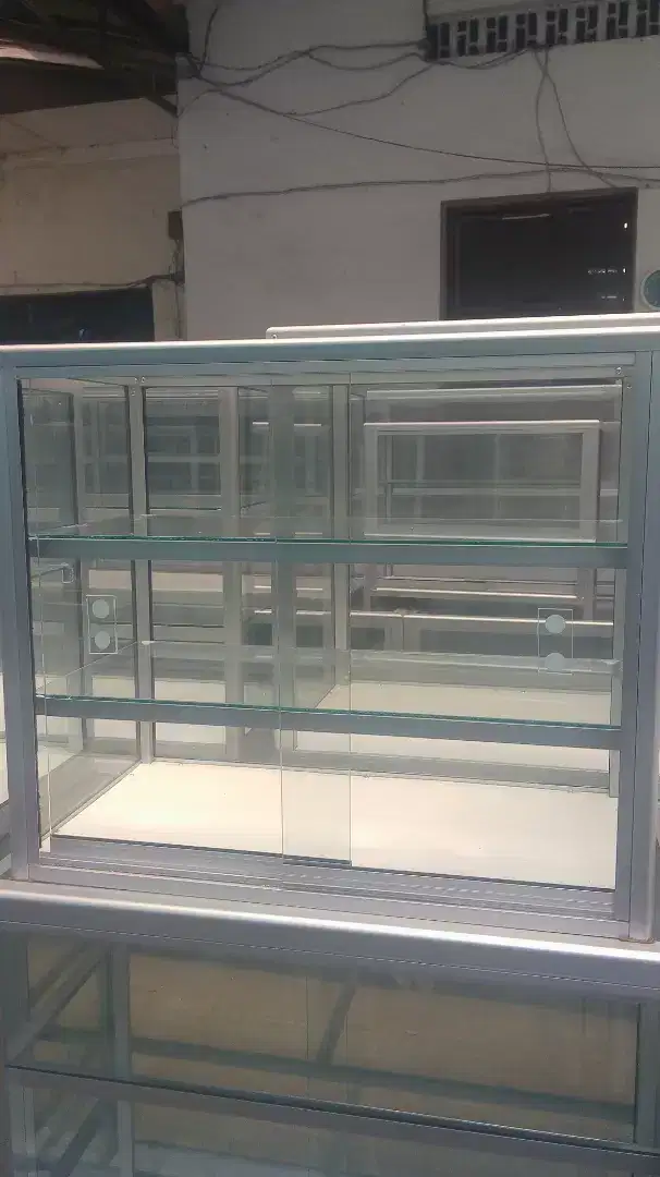Etalase atas meja. P.65cm 2 rak pintu