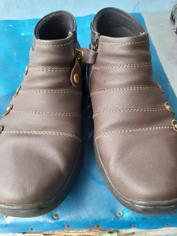 Sepatu semi boot size 43