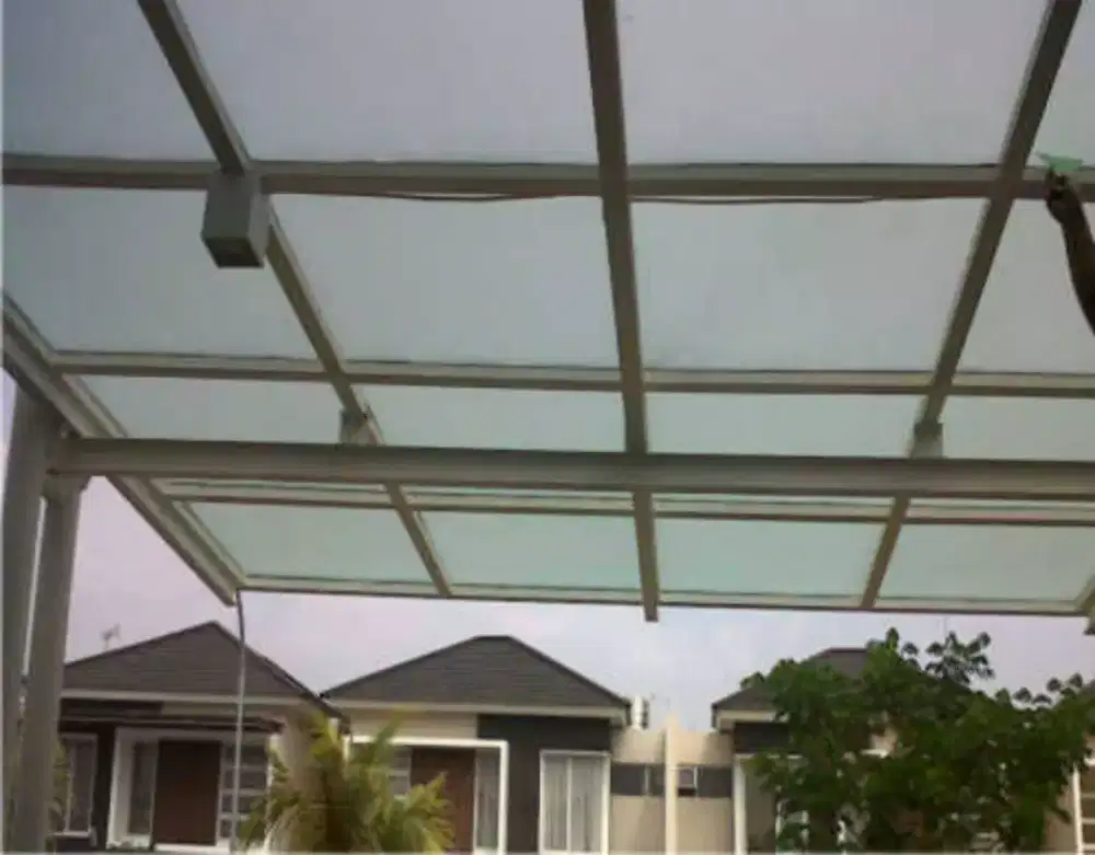 Atap kaca lapisi stiker sanblas atau kaca film tidak terasa panas