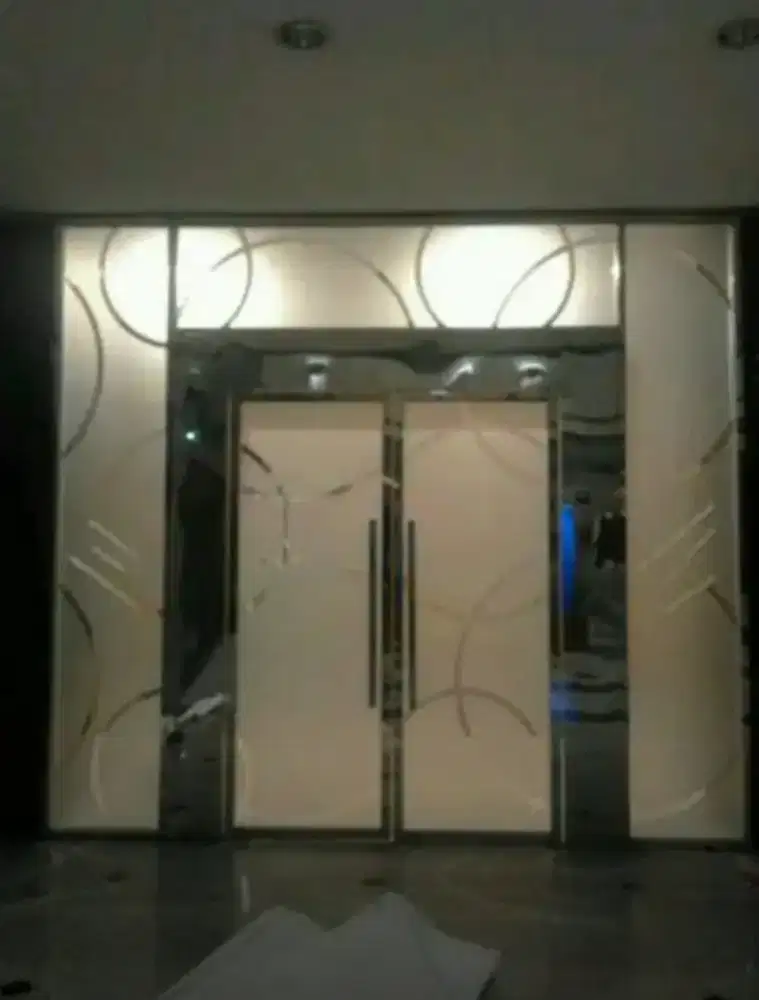 Stiker Sanblas dan kaca film mempengaruhi desain kaca gedung kantor