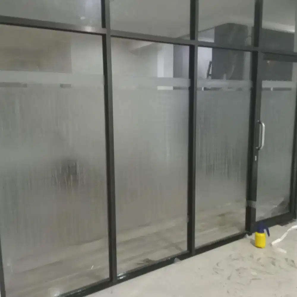 Stiker sanblas dan kaca film banyak manfaat untuk ruangan anda