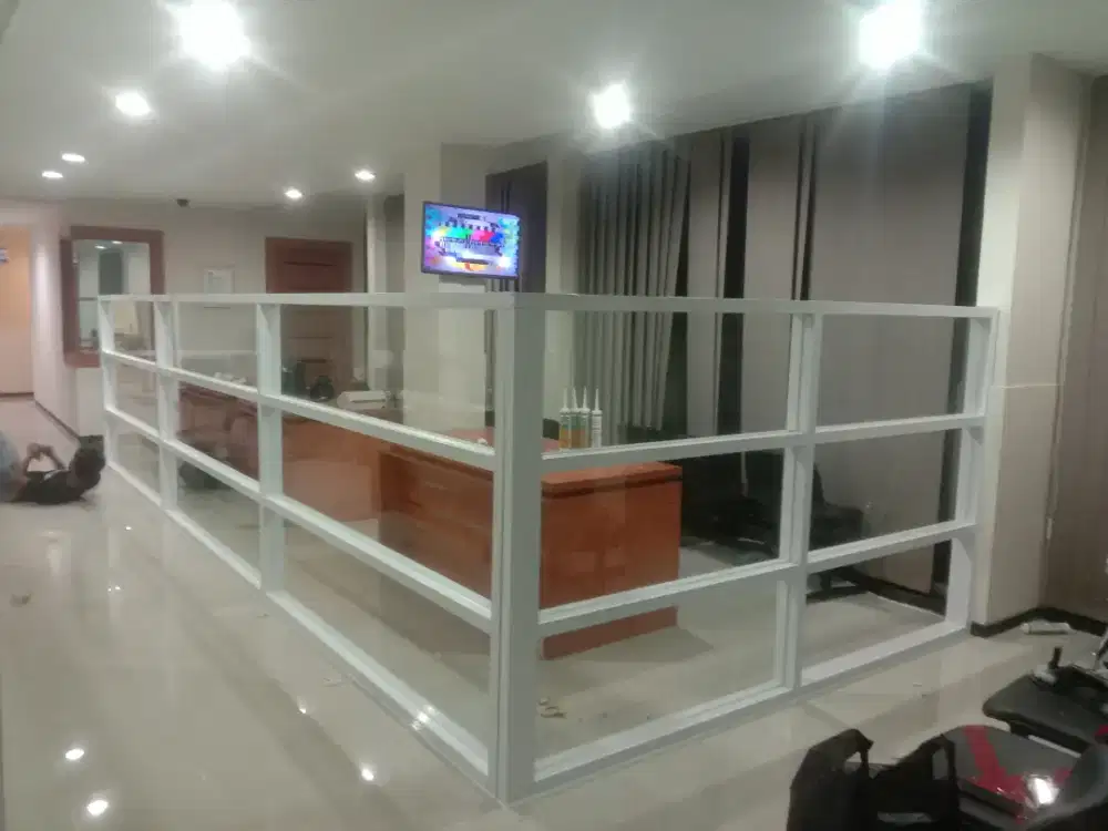 Pintu kaca alumunium dengan ornamen