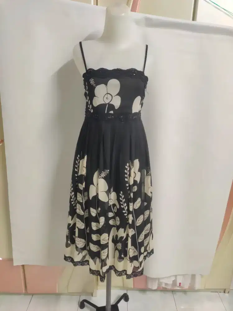 Terusan hitam putih bunga Black and white flower midi tube dress