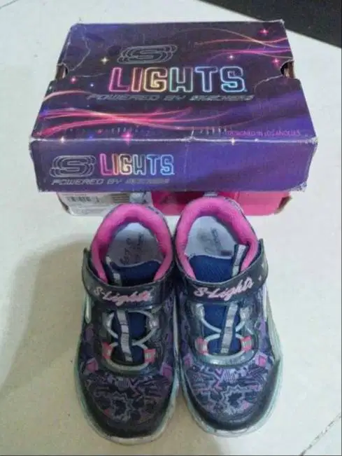 Dijual Sepatu Sneakers Lights anak kondisi siap pakai murah