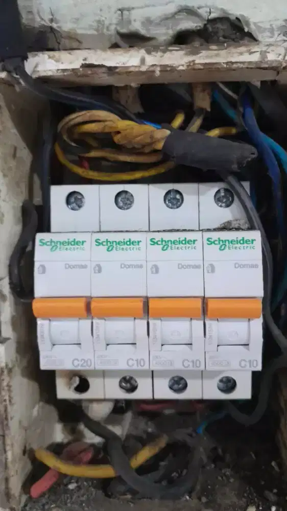 Teknisi listrik dan genset