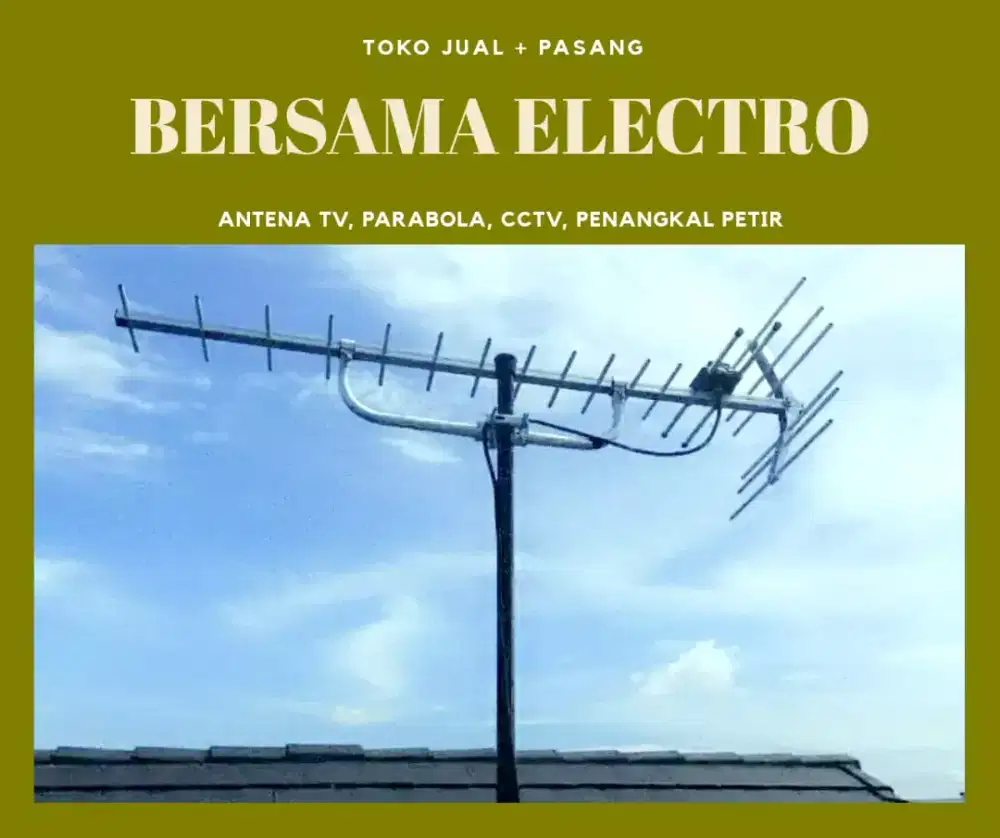 Teknisi pasang baru antena tv digital