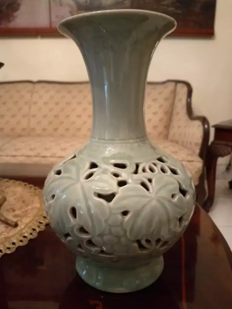 Vas antik , warna hijau muda.