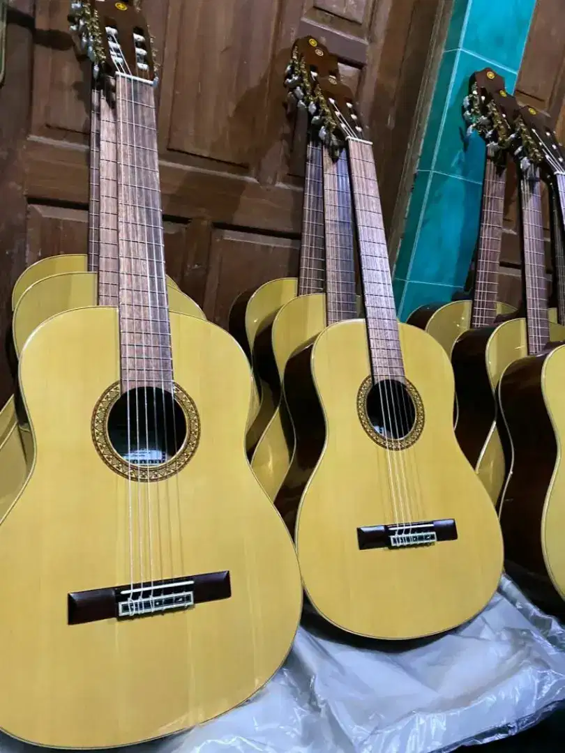 Gitar akustik elektrik semua ada