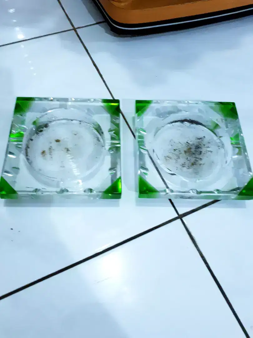 Jual 1 buah kristal asbak hijau putih 15x15cm tebal 4 cm. Nego.Jakarta