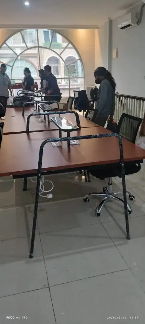 Meja kantor minimalis berhadapan