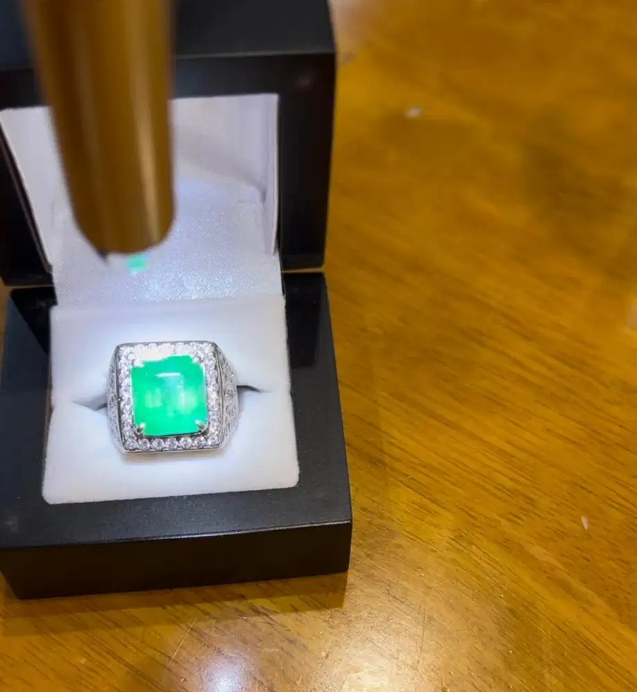 Zamrud 12 CT Emas 20 Gr Berlian 2 CT