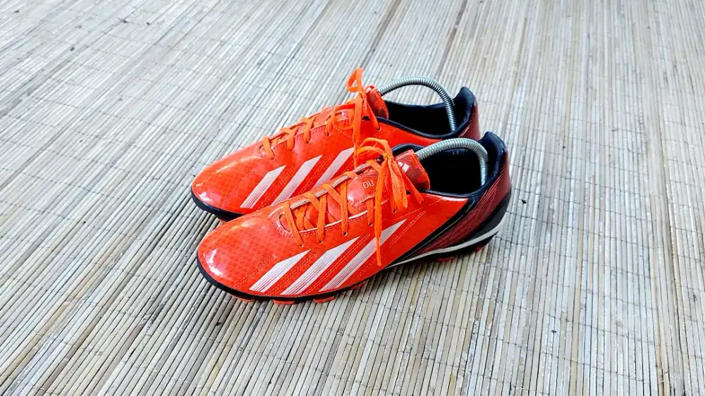 sepatu bola adidas f10